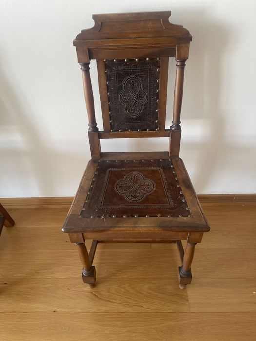 Cadeiras antigas em madeira e pele