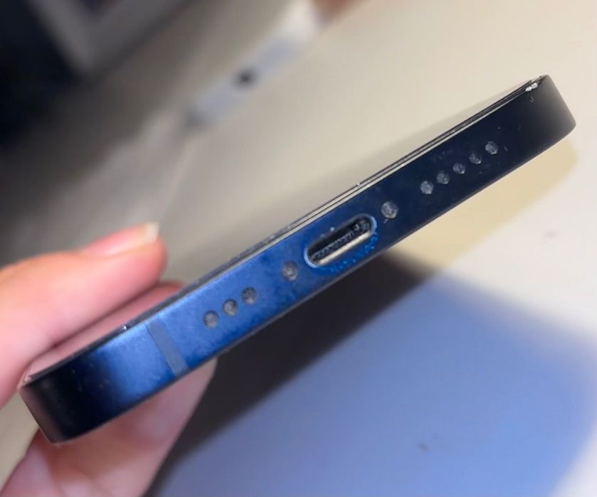 3 letni sprawny, używany phone 12, ok 77-79% baterii wraz z obudowami