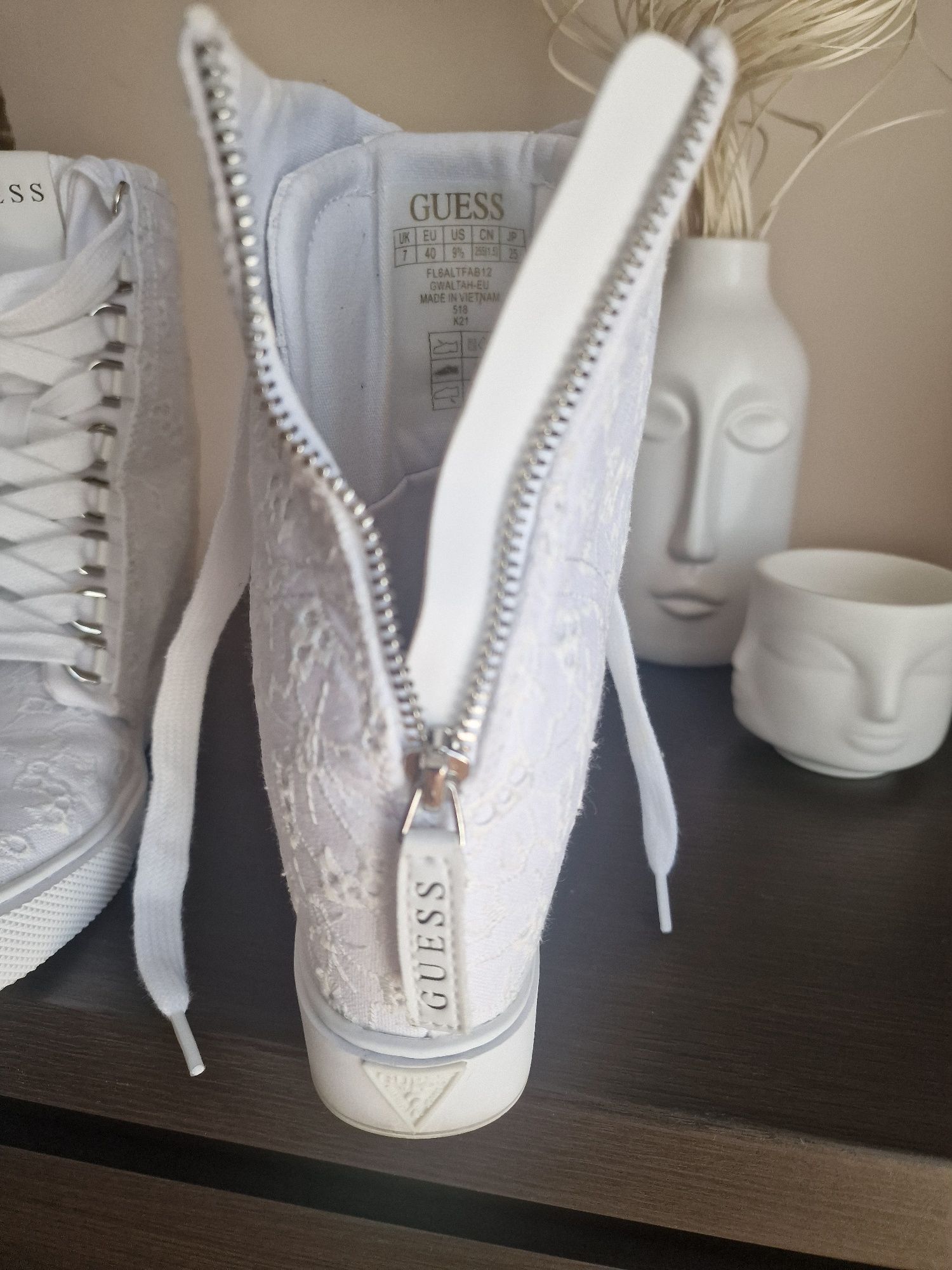 Buty na koturnie Guess