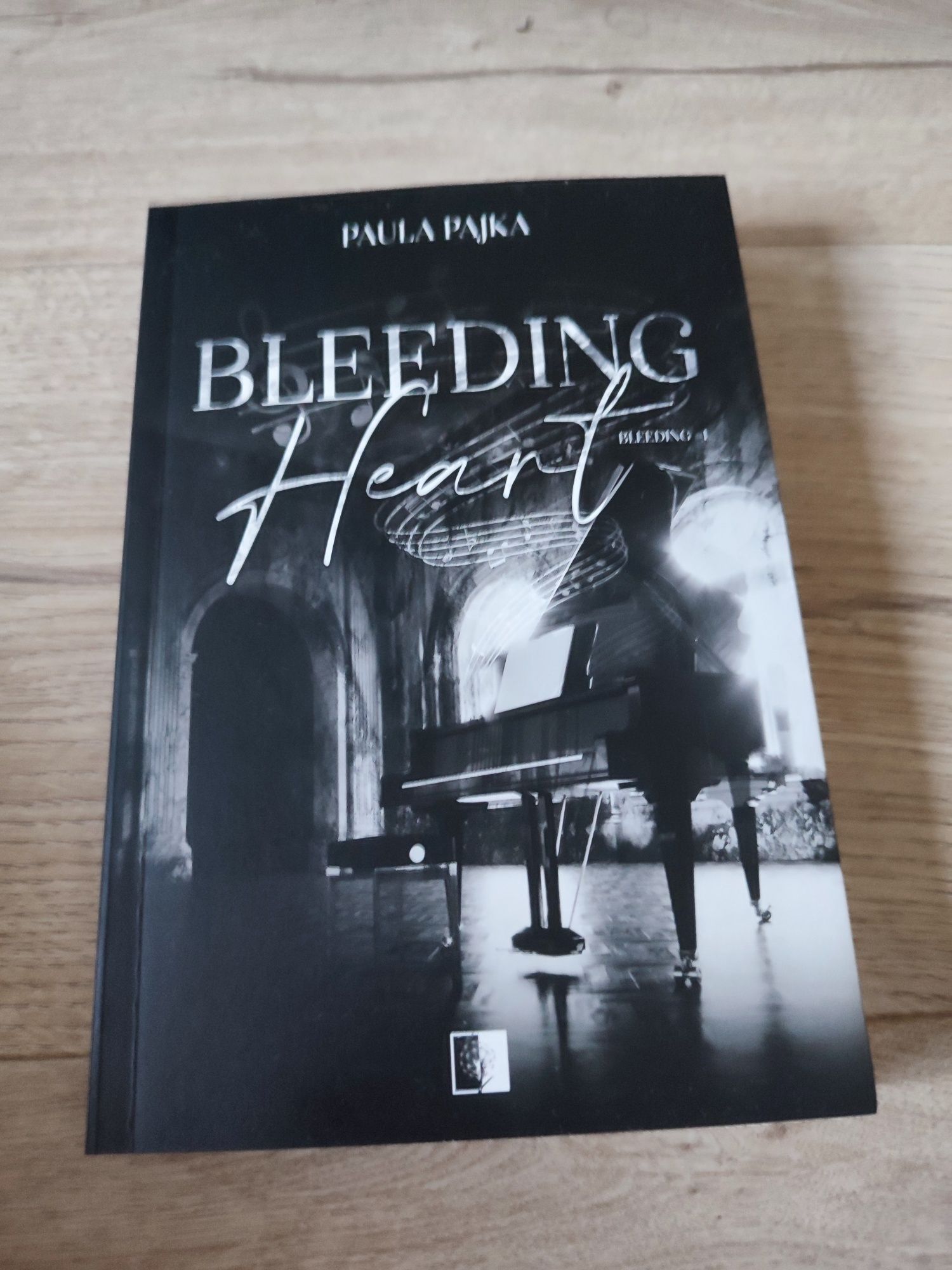 Paula Pajka -" bleeding love "