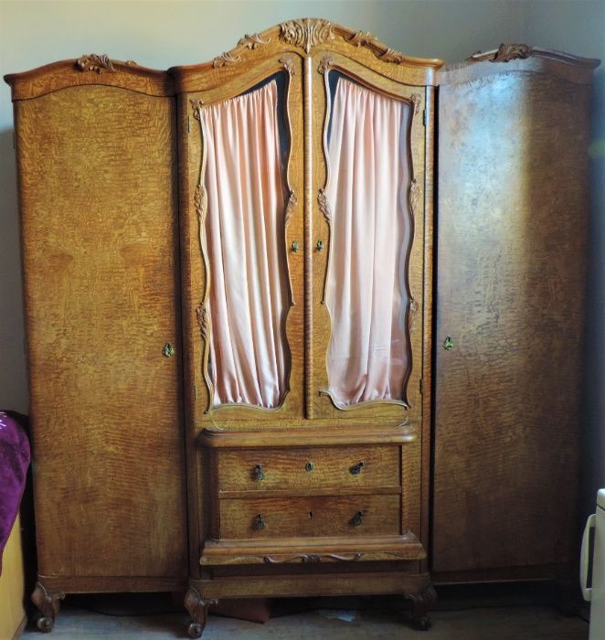 набір старовинних антикварних меблів з карельської берези