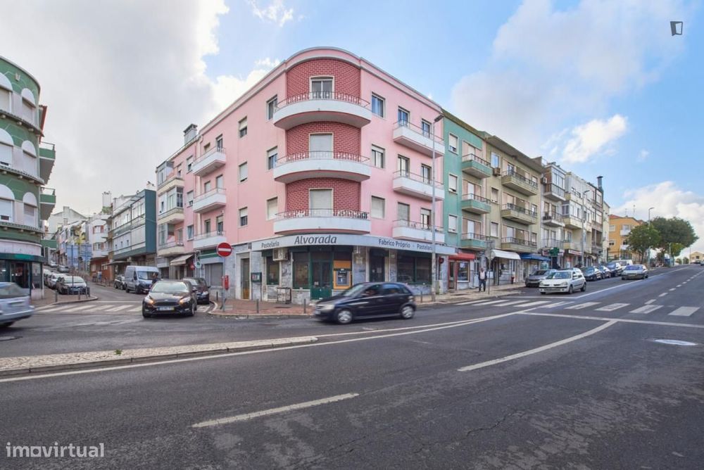 Quarto - localizado em Amadora Lisbon