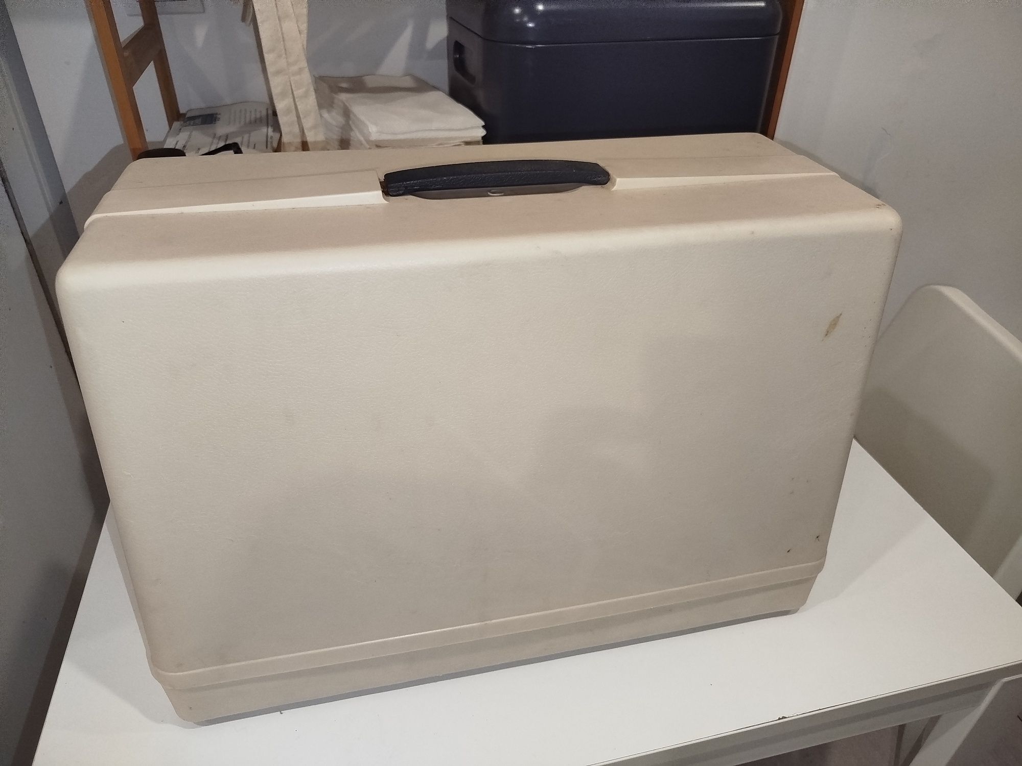 Máquina de costura com mala