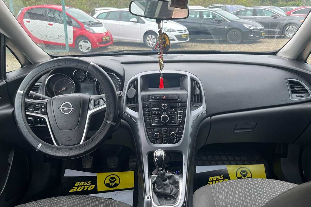 Opel Astra 2013 рік