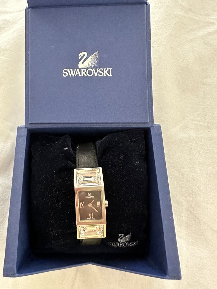 Продаются часы Swarovski.