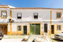 Prédio c/ 3 frações, amplo quintal e 3 terraços | Vila Viçosa