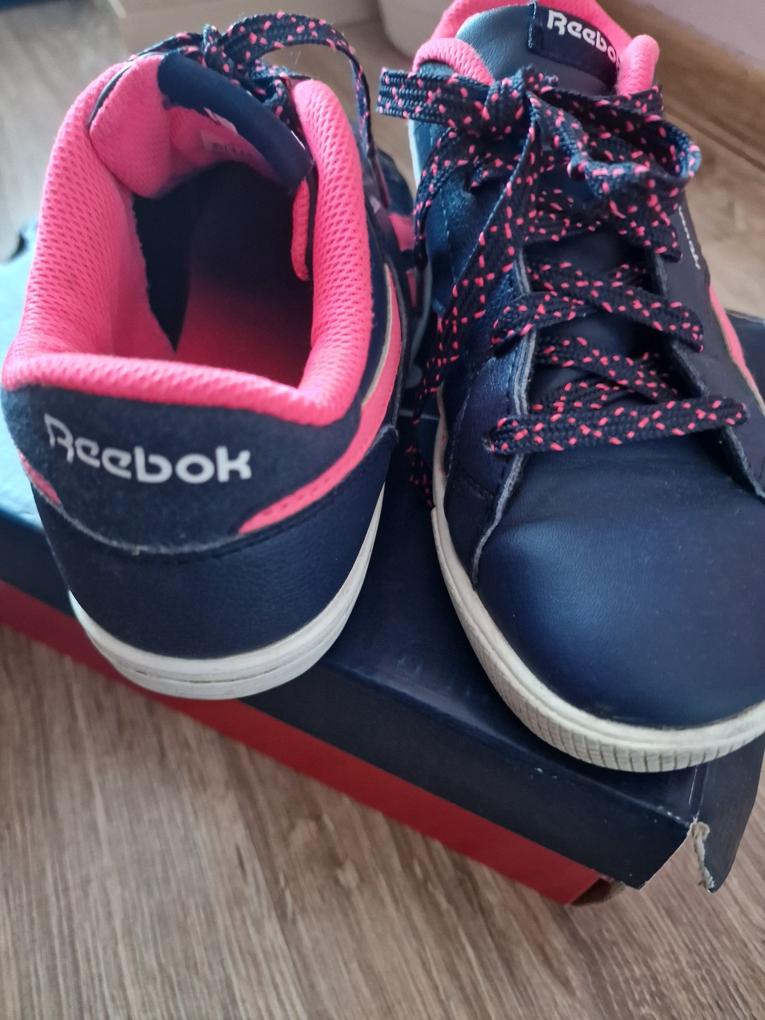 Adidasy firmy Reebok  rozmiar 36. Długość wkładki 23 cm.