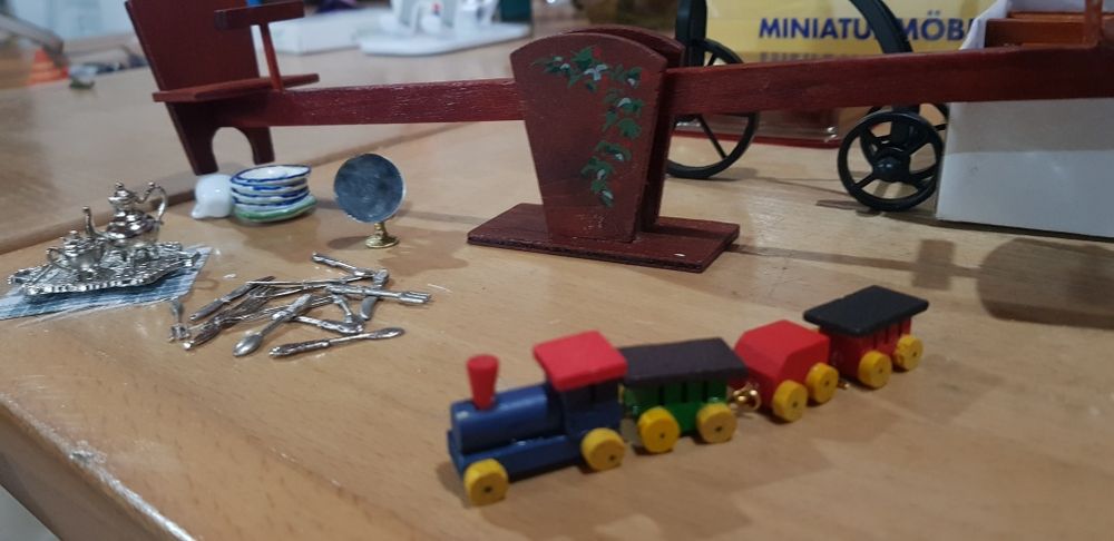 Mobília antiga de casa de bonecas