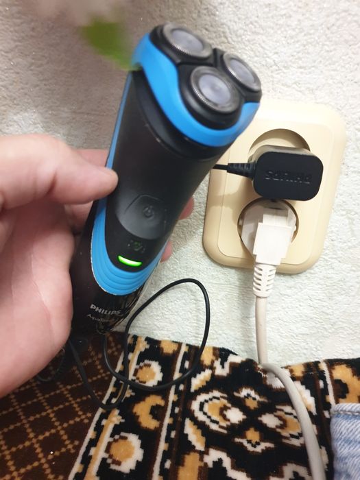 Електробритва Phillips AT756