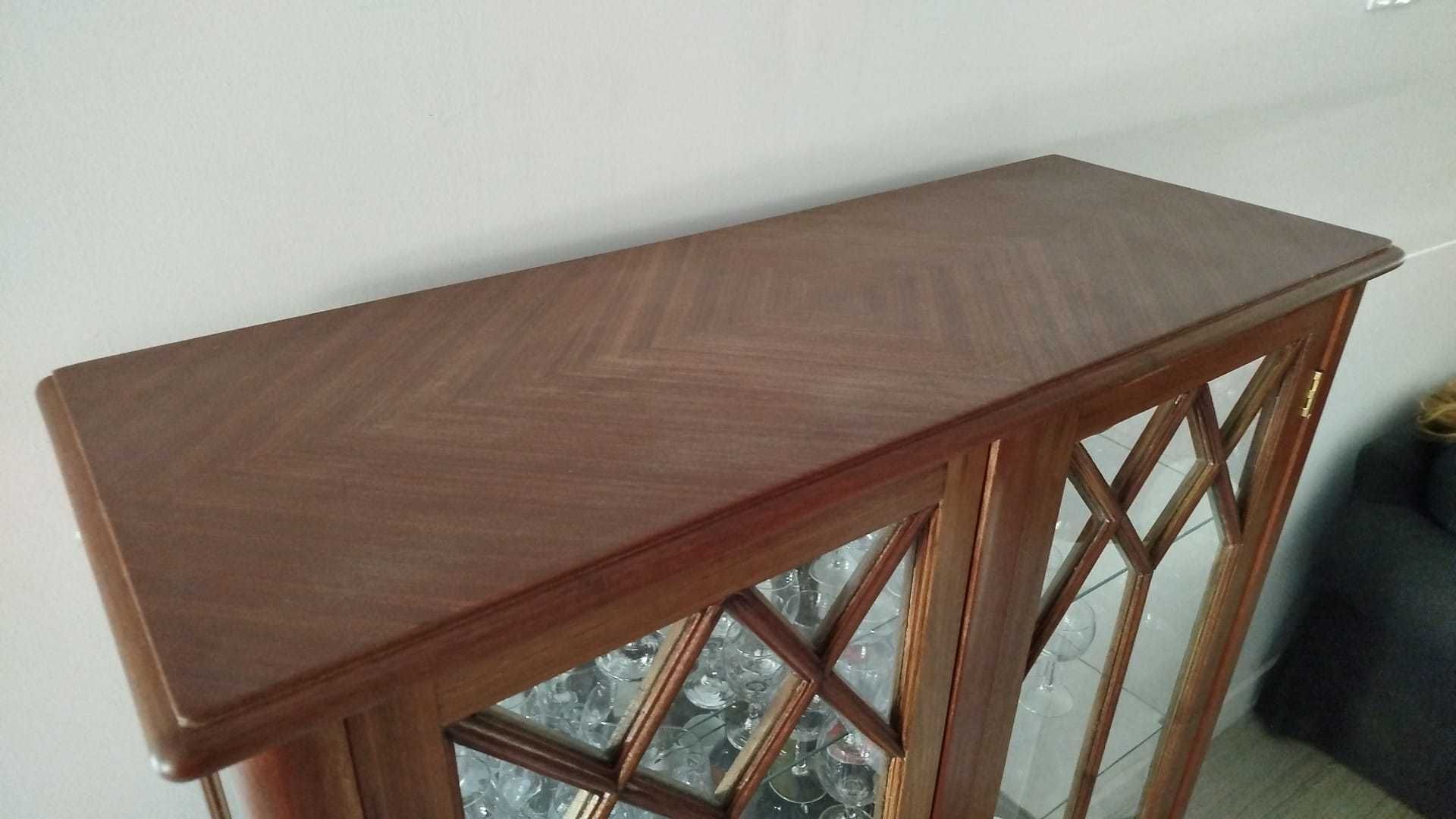 Cristaleira restaurada estilo Queen Anne