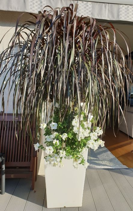Wysoka biała donica led 110x50