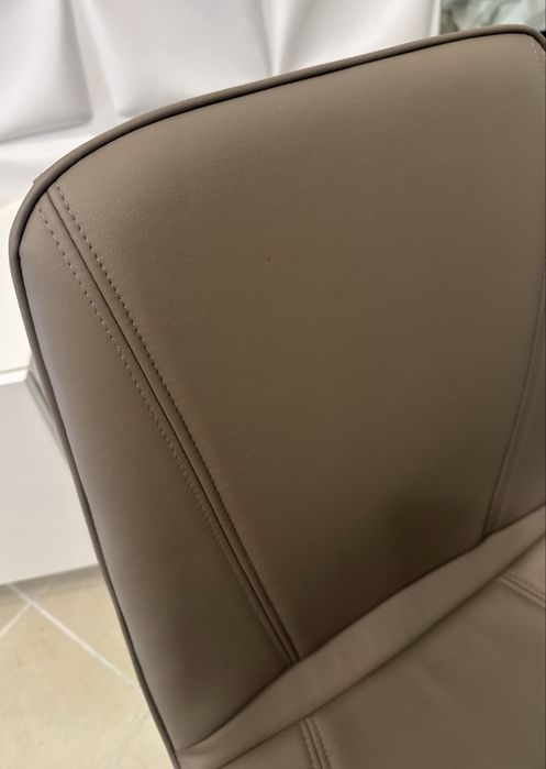 Mesa com vidro temperado com 4 cadeiras estofadas