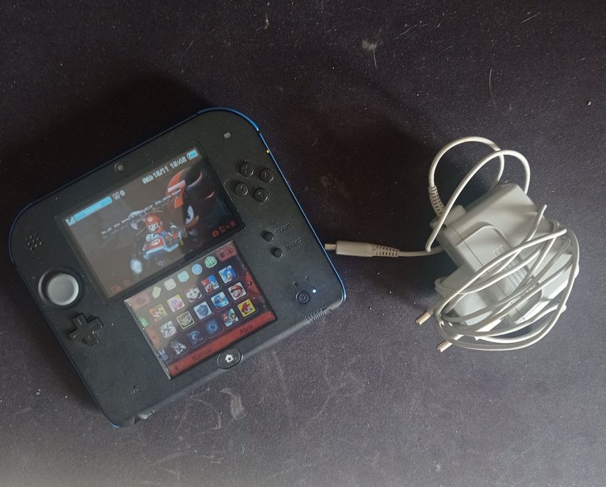 Nintendo 2DS Desbloqueado com carregador e cartão de 32GB