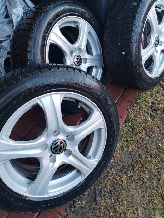 4 koła aluminiowe Passat z oponami zimowymi  205/55/16