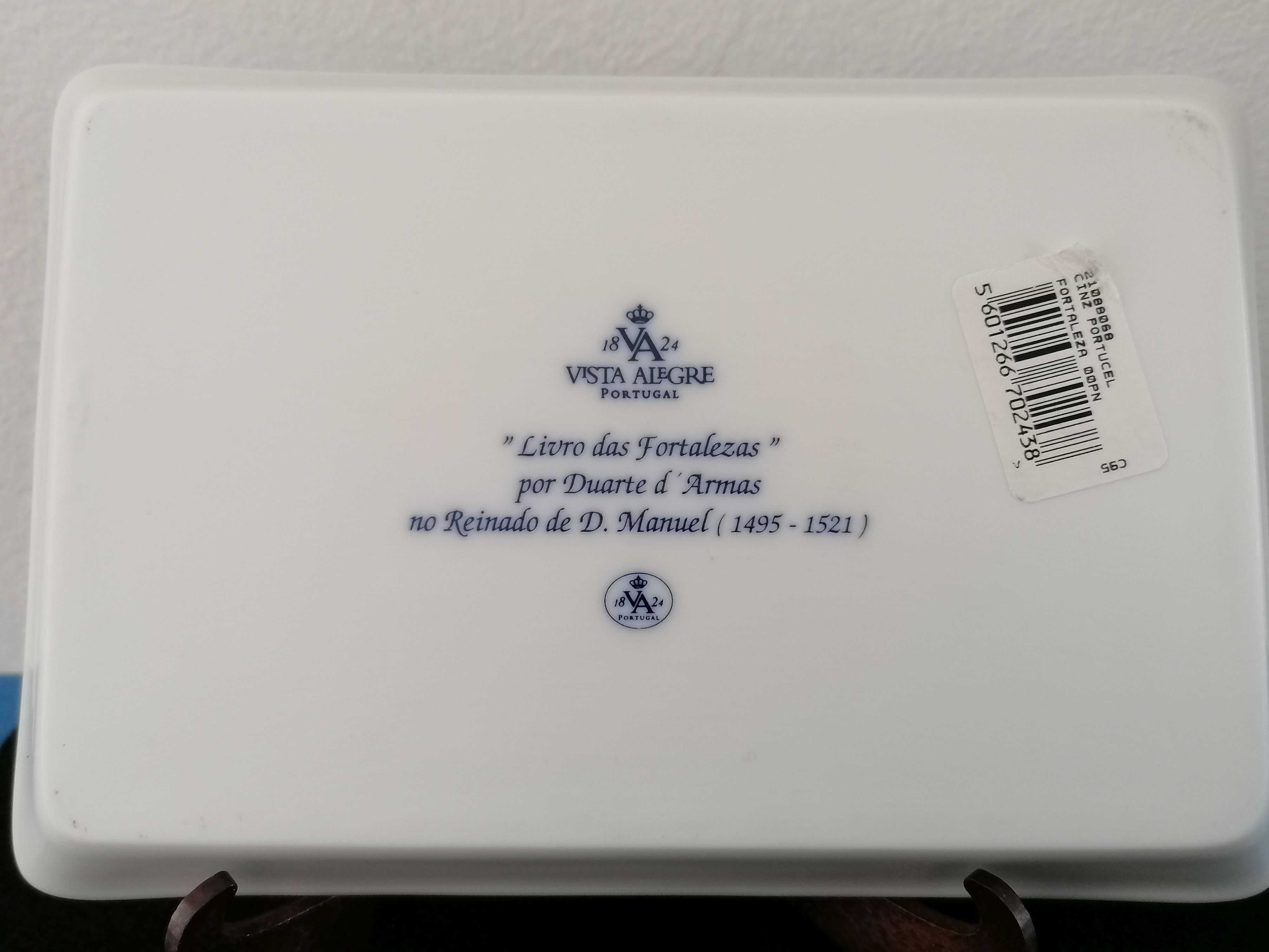Bandeja da Vista Alegre com cópia duma imagem do Livro das Fortalezas