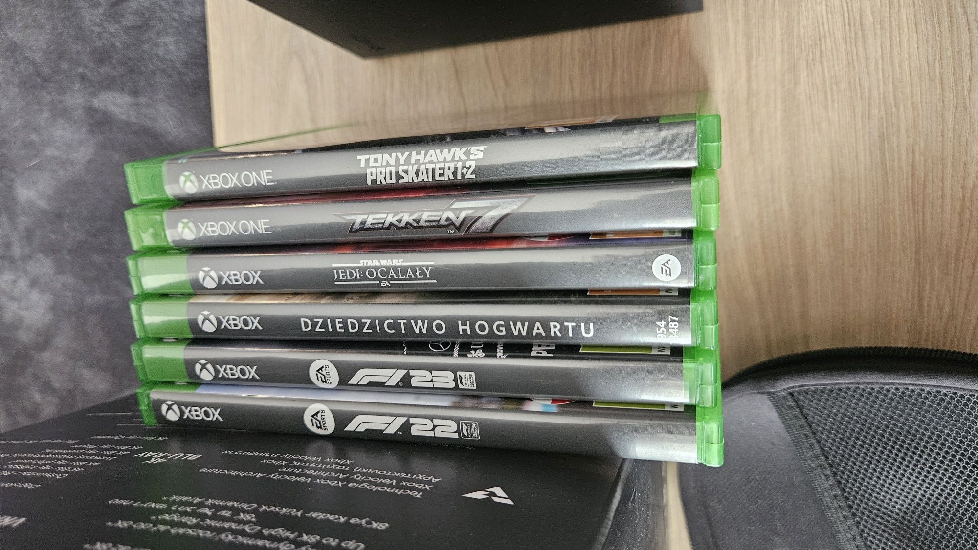 Xbox Series X 1TB + 2 pady + 6 gier