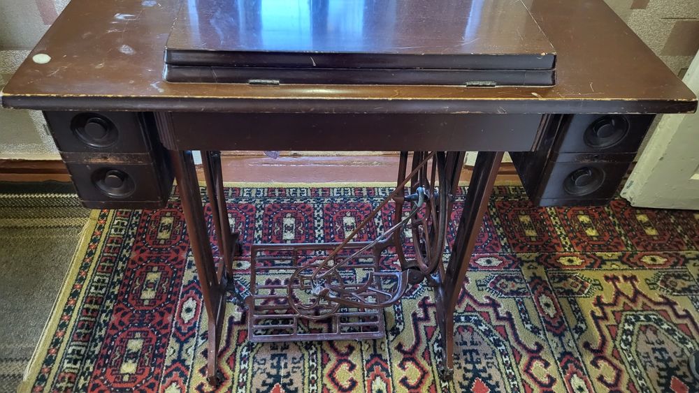 Швейна машинка Зінгер зі станиною в повному комплекті