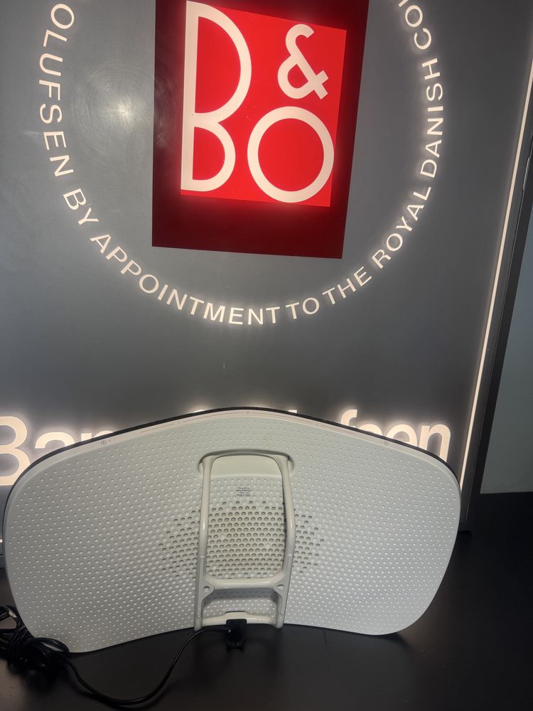 BeoPlay A-6 w czarnym kolorze wieszak ścienny