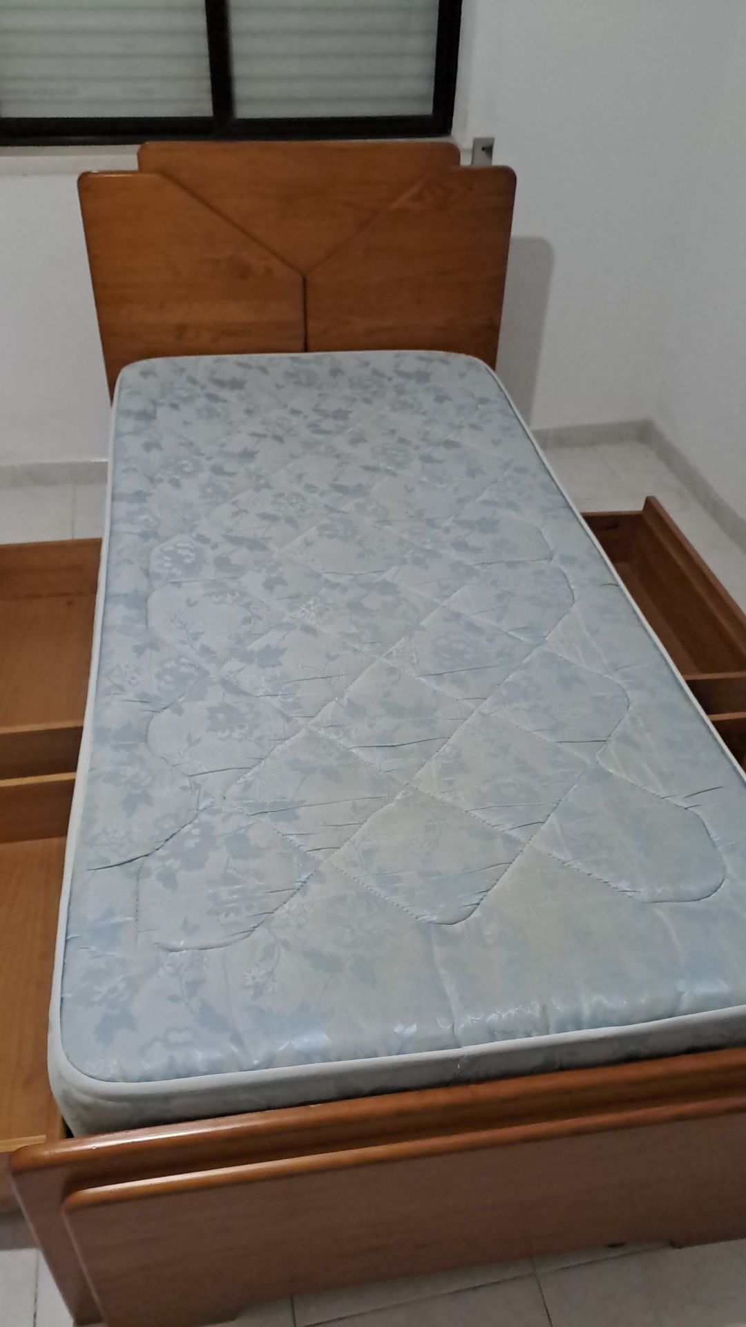 Cama solteiro com gavetas e colchão