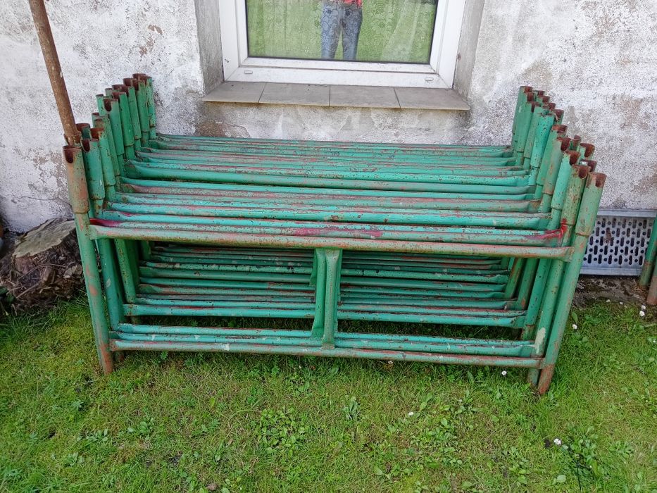 Rusztowanie warszawskie PRL masywne.