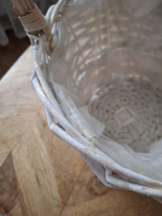 Biały kosz wiklinowy stroik