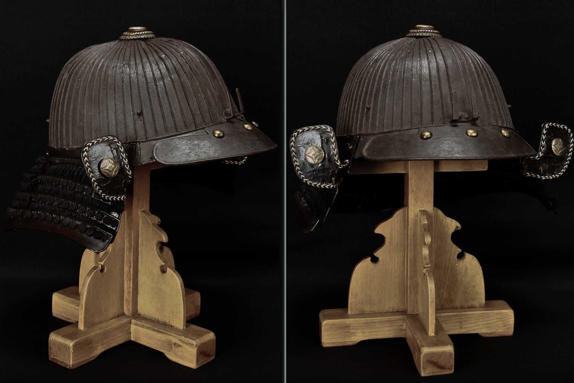 Stojak na japoński hełm Kabuto, oraz maskę Mempo
