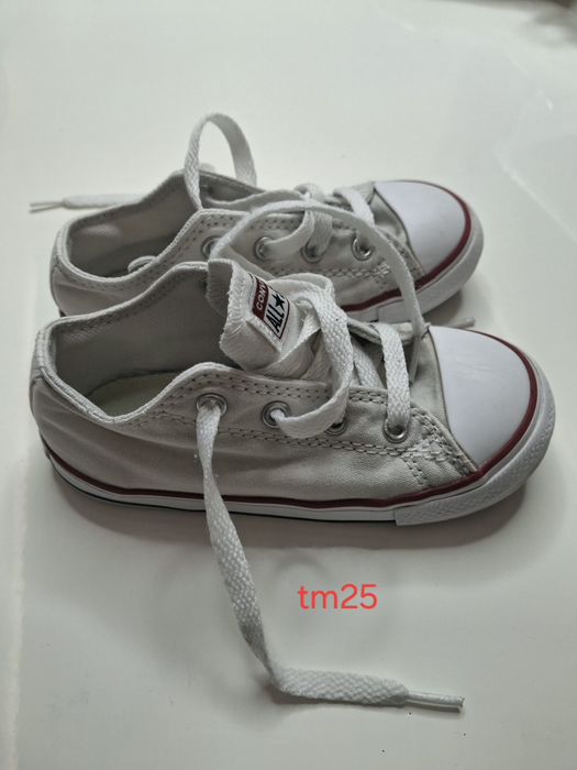 Varios modelos de calçado  de menino