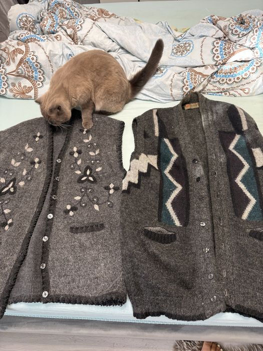 Желетки вязаннные 2 шт