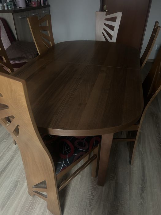Stół rozkladany i 8 krzesł