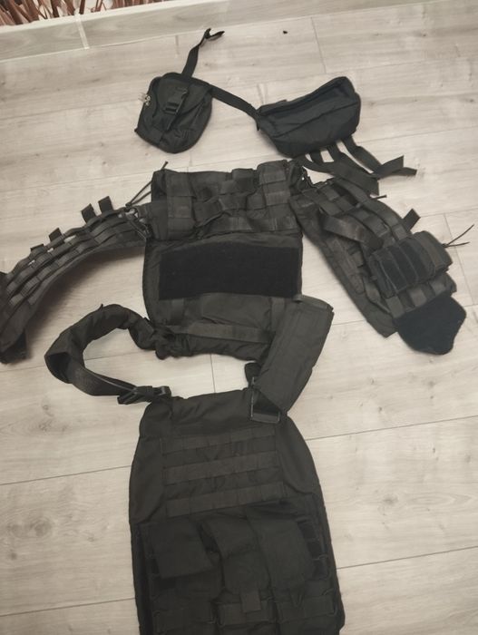 Плитоноска чорна. Матеріал кордура хороша якість.