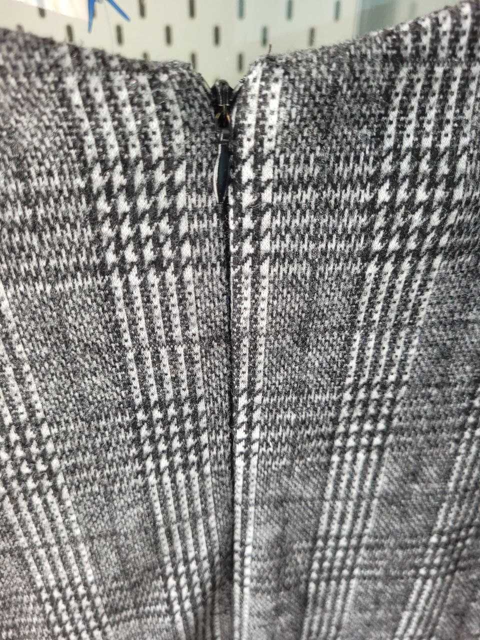 Elegancka sukienka w kratę Reserved