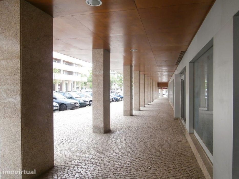 Loja ampla com wc em zona nobre de Viseu - Edifícios Viriato