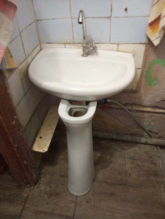 Умивальник і всі комплектуючі до нього