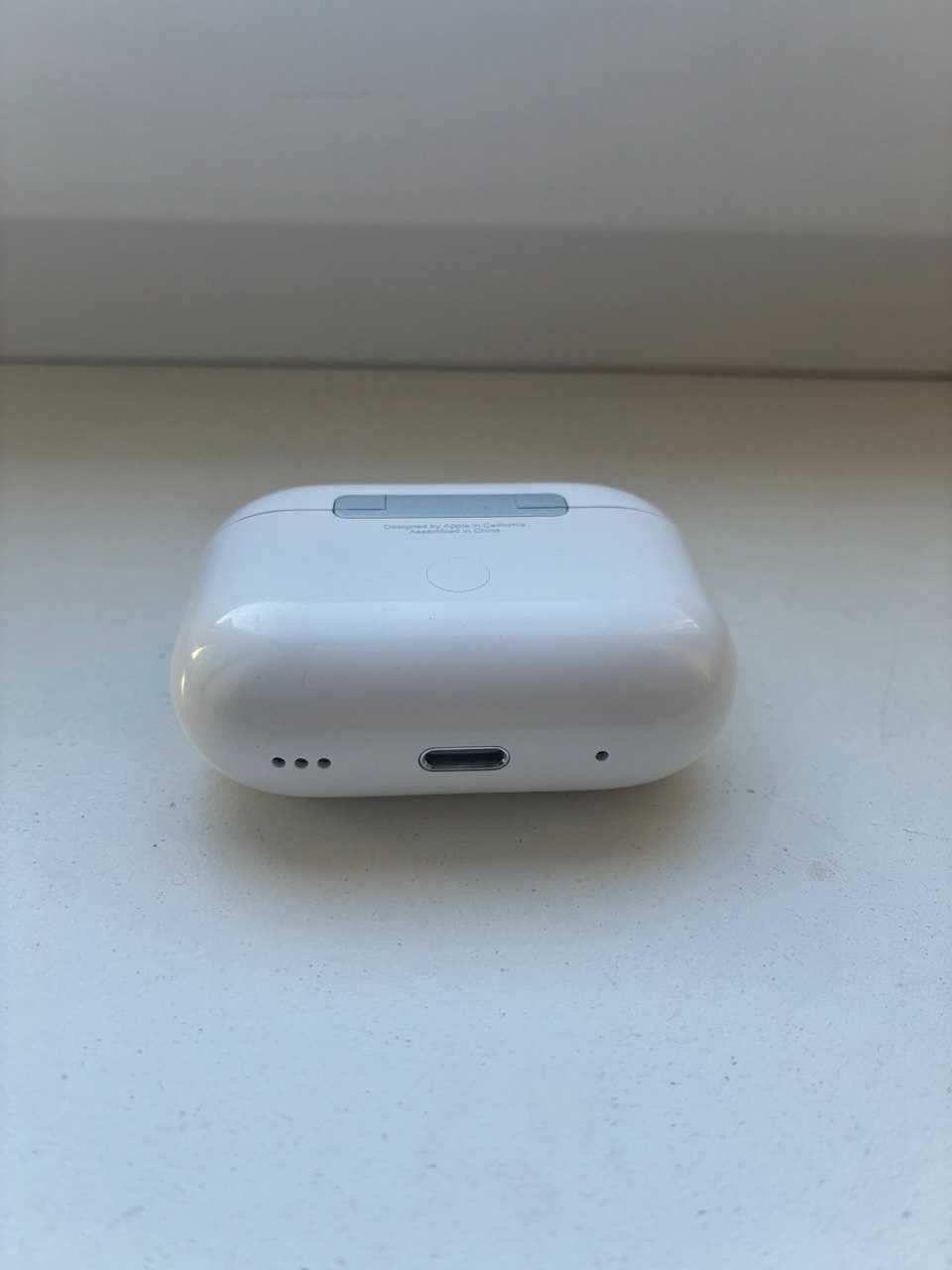 Навушники AirPods Pro 2 із зарядним футляром MagSafe (Lightning)
A2698