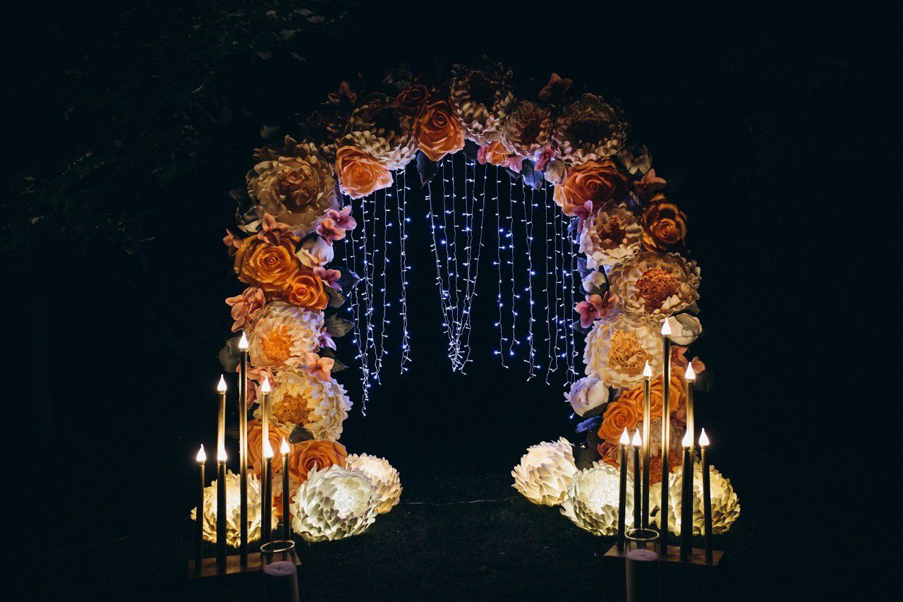 Цветочная арка из больших пионов и роз