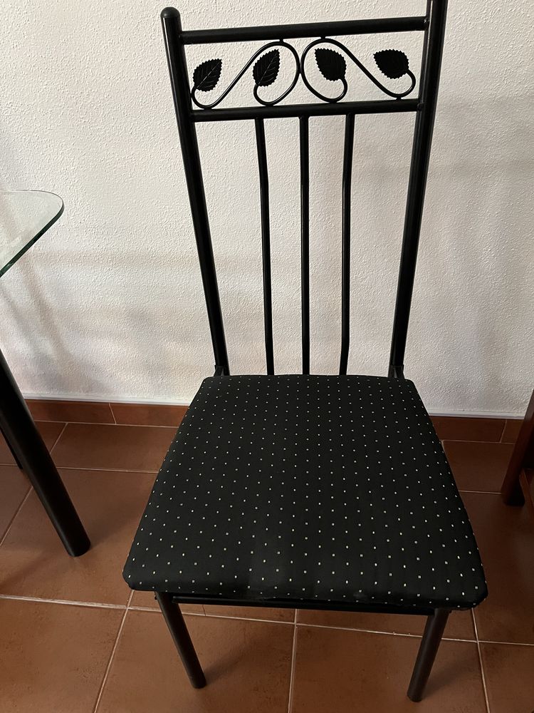 Mesa Sala com o tampo em vidro e quatro cadeiras