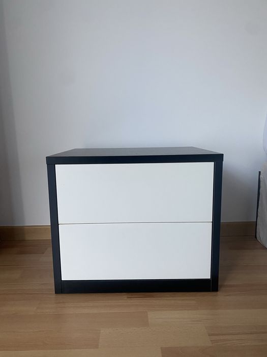 Mesa cabeceira preta com frentes brancas