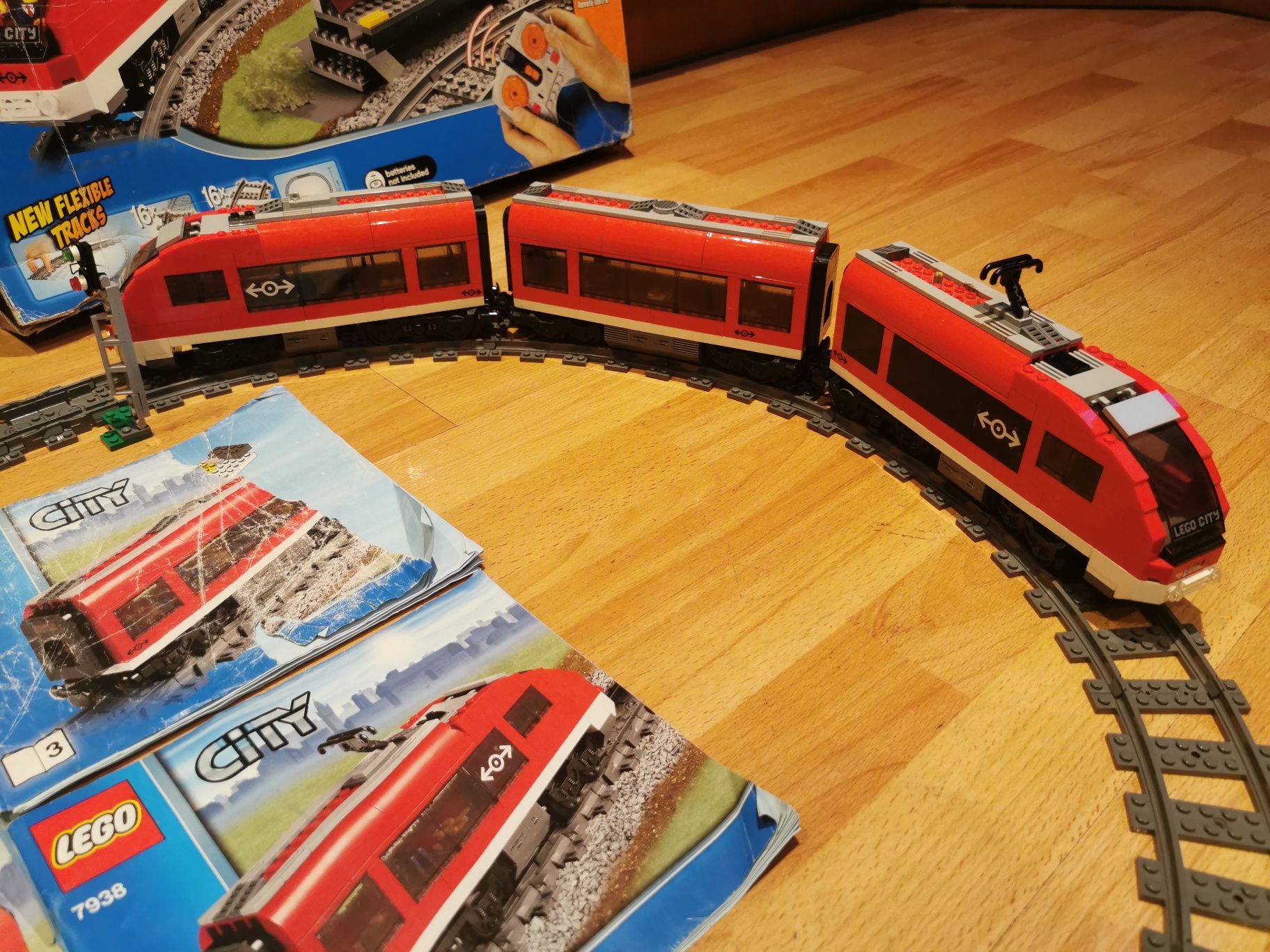 LEGO City 7938 - Pociąg osobowy 
używany, karton, instrukcja