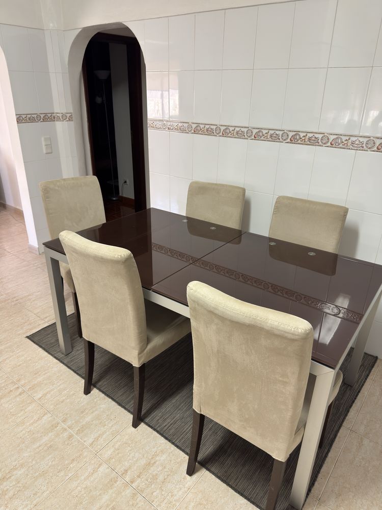 Mesa de sala com 6 cadeiras