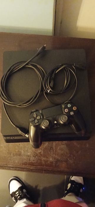 Consola PS4 com 1 comando