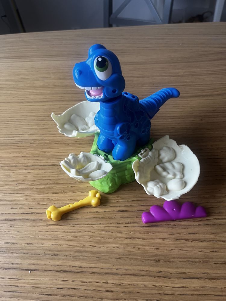 Play doh Wykluwajacy się dinozaur