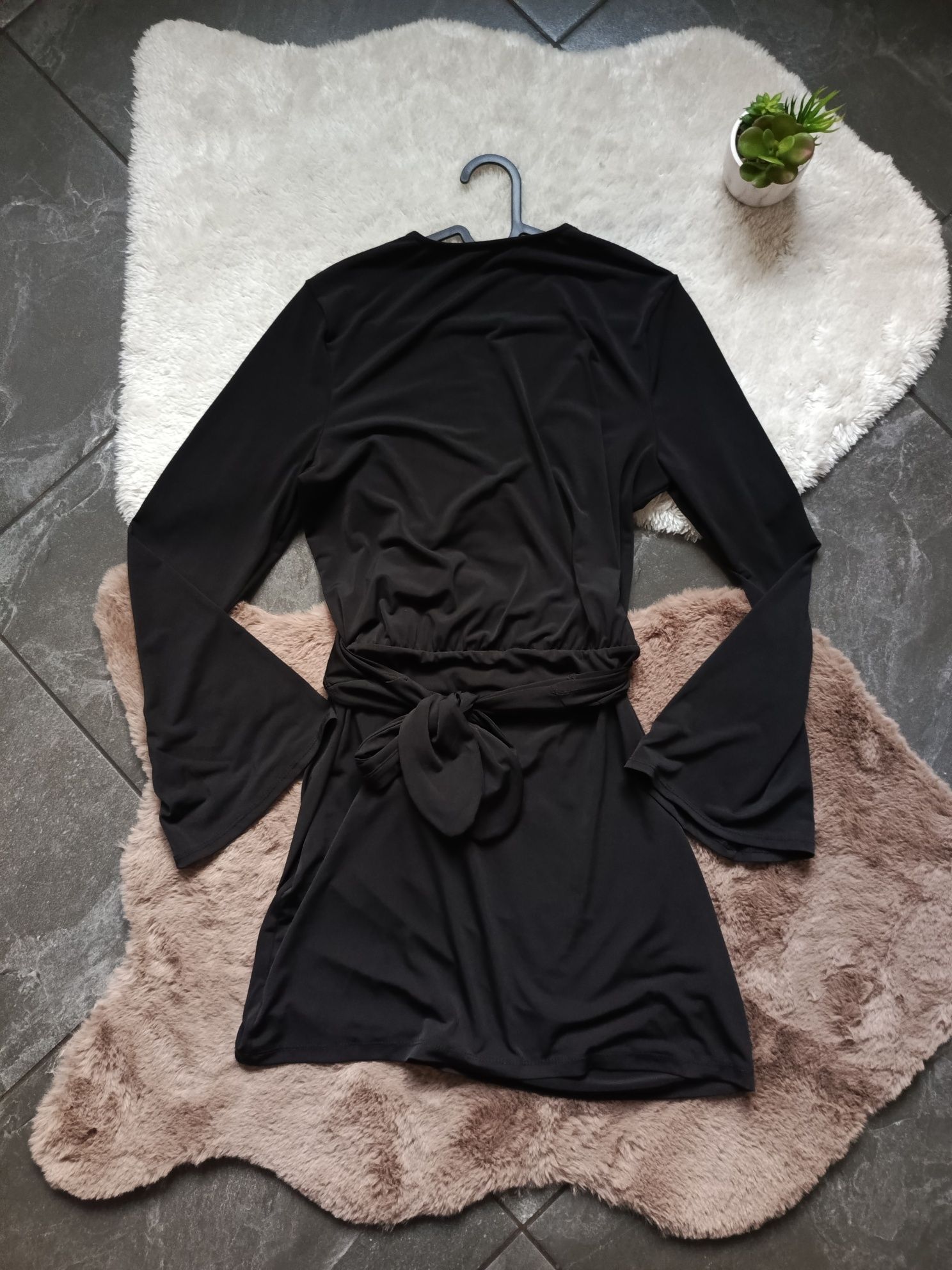 Elegancka czarna sukienka kopertowa "Never Fully Dressed", M/38