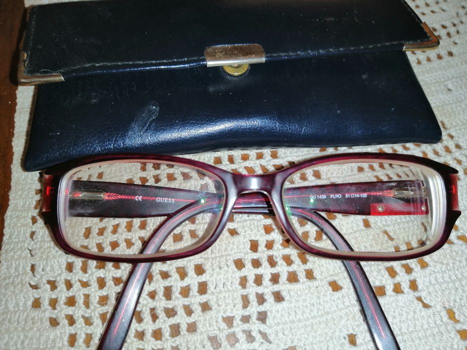 Várias armações de óculos