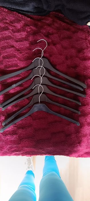 8 cabides usados para roupa