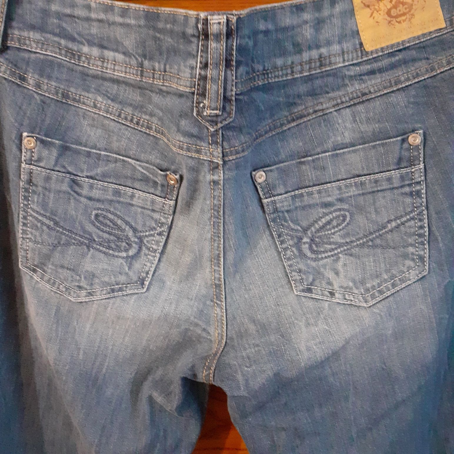 Женские джинсы ,эффект помятой ткани/99% cott 1%elastan.Изг.Пакестан