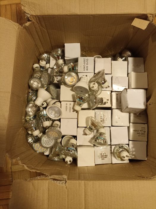 Lampa wisząca pod szafami lub w szafie