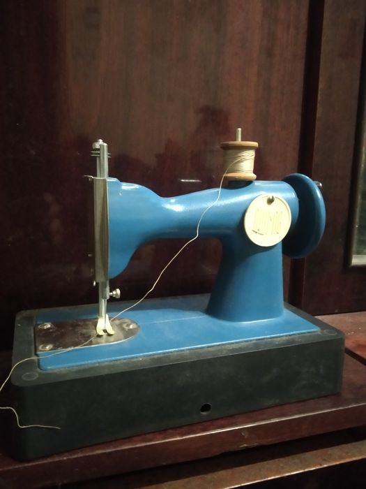 Дитяча швейна машина. Іграшка для дівчат.