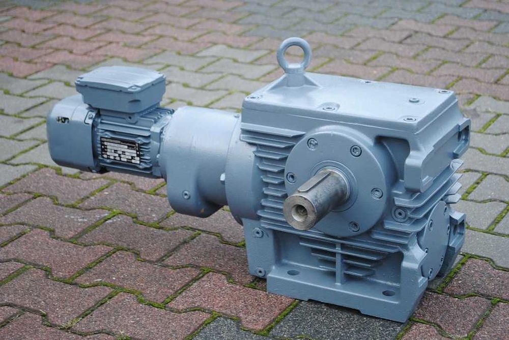 Motoreduktor kątowy 0.55kw. 1obr./min. z hamulcem firmy SEW.