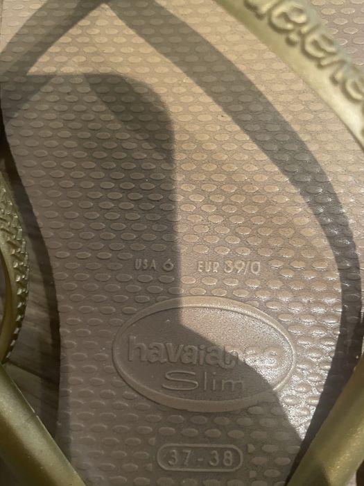 Havaianas douradas e Azuis
