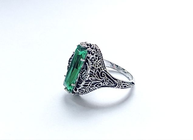Przepiękny pierścionek z zielonym kamieniem 19,5  mm